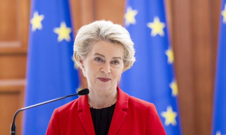 Урсула фон дер Лайен се дистанцира от дипломатическия корупционен скандал